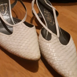 Creazione black skor - Spetsiga vita fina skor. Kan tänka mig sänka pris vid snabbköp. Ganska små i storlekarna.