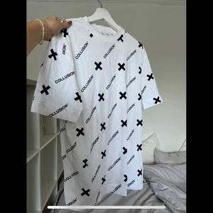 T-shirt - Säljer min overzise t-shirt från Collusion i stl S!! Tröjan är snålt använd och är i bra skick!! Säljs för 40kr +frakt!! 💞💕
