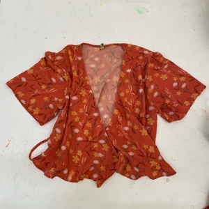 Söt knyttopp passar xs/s  - Fin men lite 70tals-känsla. Passar bra till utsvängda jeans eller skjol. Hämtas vid Trekanten, Liljeholmen eller skickas 