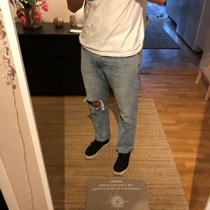 PULL & BEAR JEANS - Säljer ett par pull&bear jeans. Storlek EU 44, sitter som medium ungefär