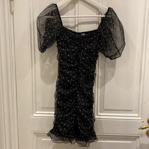 H&M klänning - Jättesöt prickig klänning från H&M i mycket bra skick. Kan även posta :)