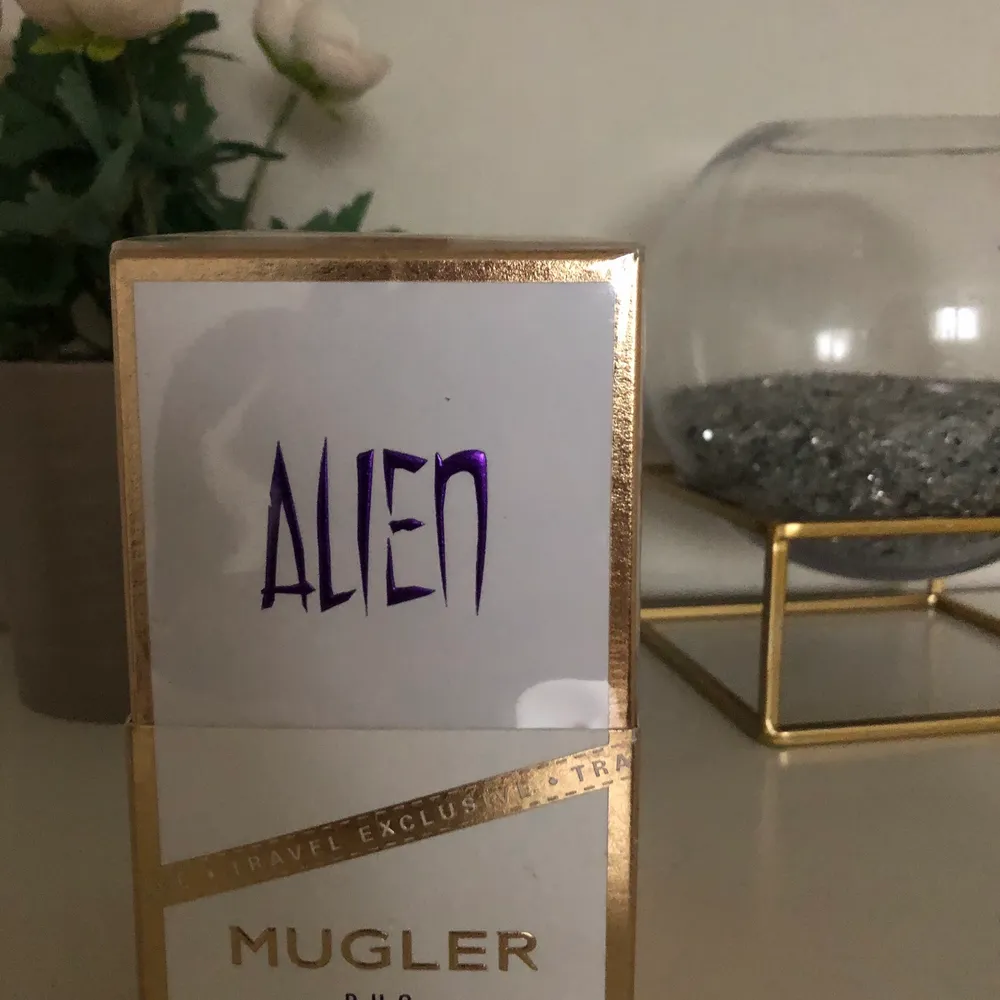 Alien parfym EDP 60 ml, påfyllbar flaska. Finns i norsborg, Stockholm  . Övrigt.