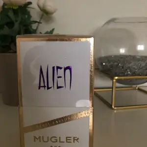 Alien parfym EDP 60 ml, påfyllbar flaska. Finns i norsborg, Stockholm  