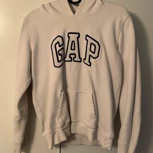 Gap hoodie, Storlek S, Använt skick, finns en del små fläckar💕