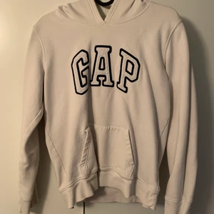 Gap hoodie - Gap hoodie, Storlek S, Använt skick, finns en del små fläckar💕