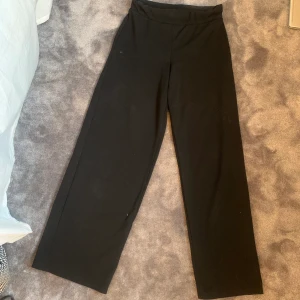 Svarta kostymbyxor  - Sköna, sitter snyggt. Nypris 299kr från Gina, säljer för 75kr+frakt
