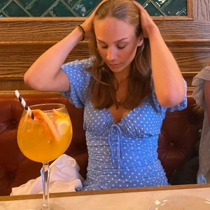 Superfin klänning - Jättegullig sommarklänning från zara. I superbra skick, väldigt smickrande passform och perfekt på sommaren