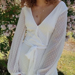 Studentklänning/midsommarklänning - Säljer denna jättefina studentklänning/sommarklänning från Dennis Maglic som inte säljs längre. Den är så somrig och fin! Är storlek XS men skulle säga att den passar S/M också. Den är väldigt djup i urringningen så rekommenderar att ha en säkerhetsnål. 