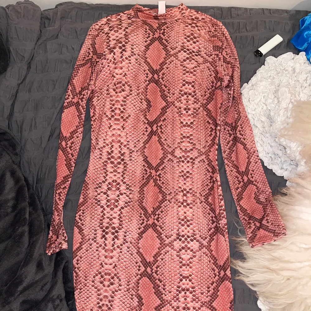 Mycket fin klänning, i rosa ’snake’ mönster. . Klänningar.
