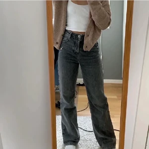 Zara jeans - Säljer dessa snygga jeans då de tyvärr inte kommer till användning. Slutsålda på zara, strl 34 men passar mig som är en 36 ( stora i storleken ) ❤️