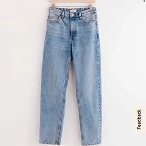 Ett par jeans från Lindex som är i storlek 36, rätt korta i benen och har inte använt så mycket;))