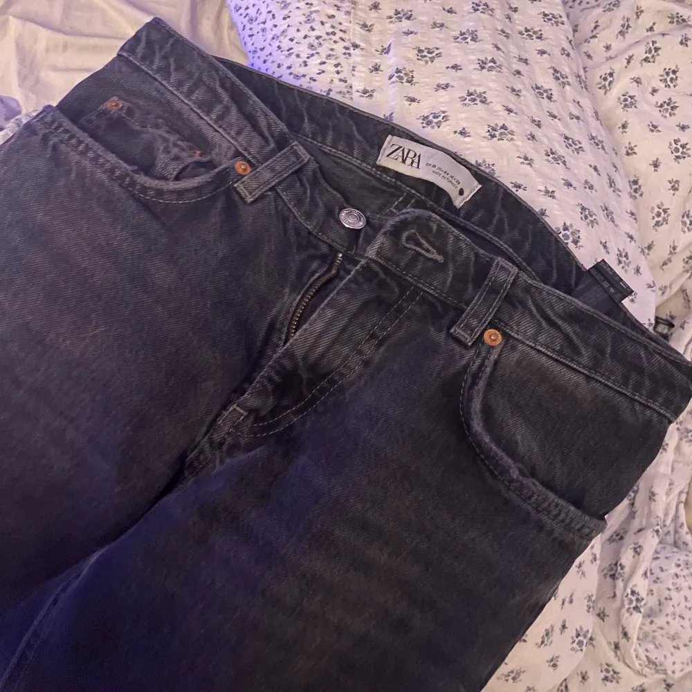 Jättefina jeans från zara, säljer pågrund av att de är för stora för mig. De är i storlek 36 men skulle säga att det passar en 34 också. Lite slitna längst ner då dom varit långa på mig och släpat i marken. . Jeans & Byxor.