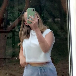 Croppad tröja utan ärmar - En fin croppad tröja utan ärmar. Använd ett fåtal gånger, i väldigt fint skick.