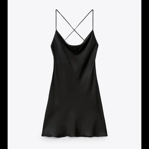 Svart satinklänning, Zara - Säljer denna slutsålda svarta satinklänningen från Zara. Budgivning om fler är intresserade 💕