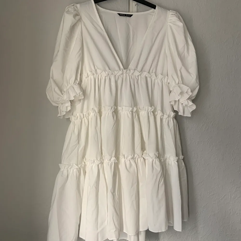 Säljer min vita JÄTTEFINA klänning från Shein, endast testad 1 gång.. Klänningar.