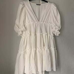 Säljer min vita JÄTTEFINA klänning från Shein, endast testad 1 gång.