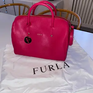 Oanvänd äkta rosa Furla väska, kommer med original påsen💗💗