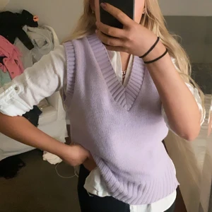 Lila stickad väst - Säljer denna västen då den inte kommer till användning ☺️ 100kr och köparen står för frakten 💜💜💜 