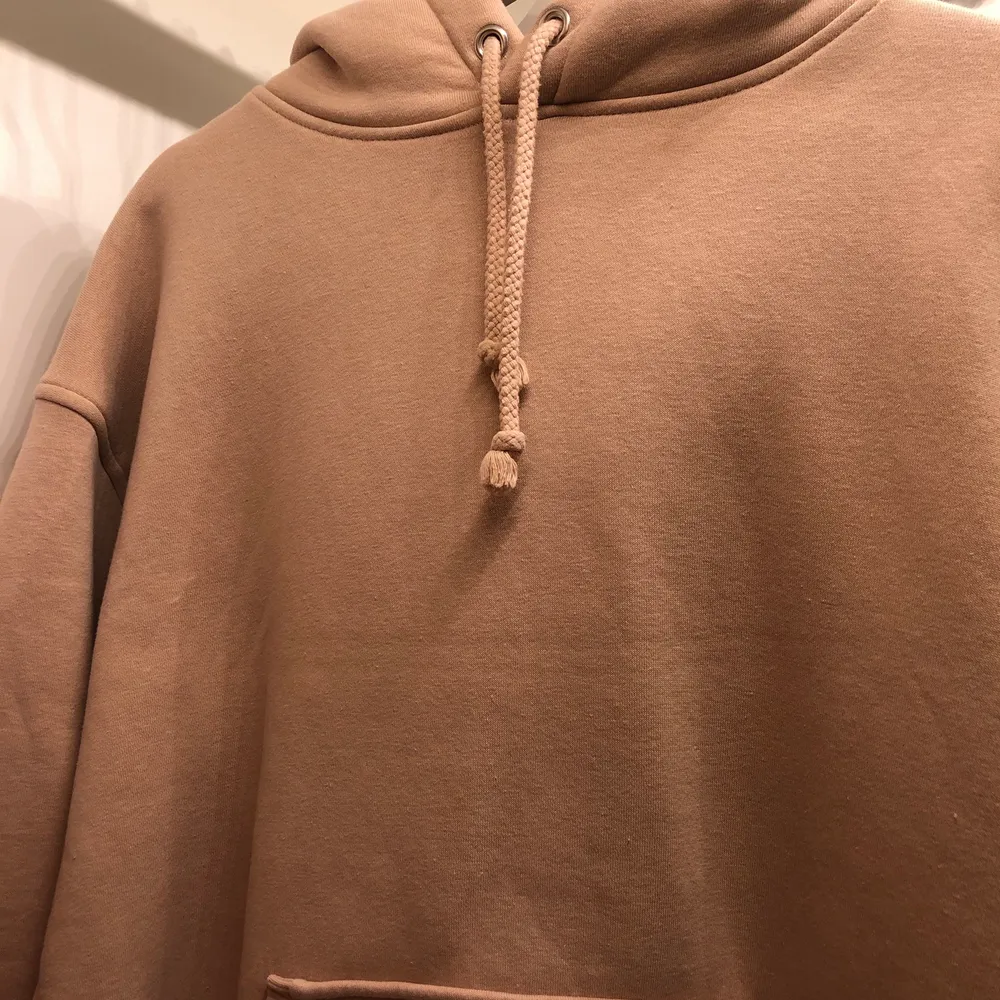 Säljer en rosa/beige hoodie från Bik Bok!! Så så skön men kommer inte till användning 💓💕 Storlek xs men är oversized på mig (xs/s). Nästintill ny 💖 . Tröjor & Koftor.