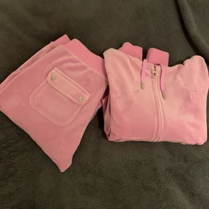 Helt nytt Juicy Couture sett!! - Jag säljer nu mitt nya Juicy sett då jag råkade köpa fel storlek, settet är endast använt en gång och är helt äkta!💞 Köpt i julas från Juicy Coutures hemsida för 2200kr, Tröjan är i XS och byxorna är i S💗 