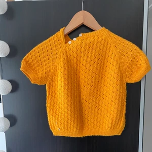 Orange stickad tröja  - Barnstolek men sitter fint på folk med XS och S. Väldigt fin till sommaren. Köpt second hand 