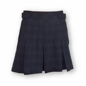 Rutig Kjol - Svart, rutig kjol från Stockholm LM, storlek 36. I toppenskick! Midja/höft bredd 42.5cm, längd 45cm. Tar helst SafePay (SafePay tar 10% av betalningen och spårbar frakt på 66kr är inräknad) men även Swish. Ingen retur eller refund. 