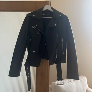 Skinnjacka från ZARA - Skinnjacka från ZARA. Använd fåtal gånger under hösten. Storlek M. 350 kr INKLUSIVE frakt!💘 budgivning vid fler intresserade 