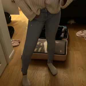 Zara jeans  - Säljer dessa knappt använda zara jeans i storlek 38, skulle dock säga att de är mer som storlek 36! Skit snygg passform💞