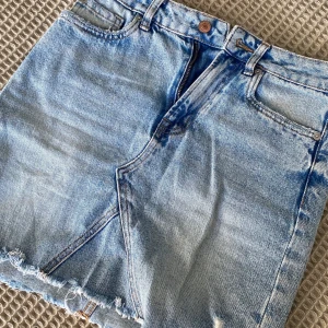 Jeanskjol  - Fin Jeanskjol. Har tyvärr blivit för liten för mig. Väldigt fint skick. Kan även frakta, 57kr spårbart🦋