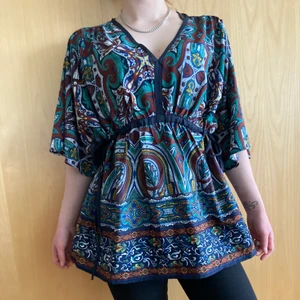 Bohemisk blus size M - En fräck o vacker bohemisk blus med vackra detaljer. Väldig flörtig med justerbar midjeband som man kan knyta till fina rusetter. Mycket bra skick, aldrig använd för jag tyckte den var för tjejig för mig. 
