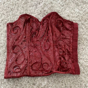 Korsett - Röd glittrig korsett. Storlek 75B. Köparen står för frakt🥳