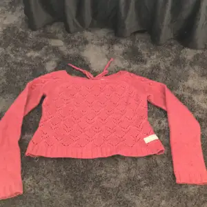 En jätte fin rosa stickad tröja från odd molly med knytning i ryggen, använd 2 ggr. Lite ”kortare” modell vid magen men inte över navel såklart.  (Frakt kostnad kan diskuteras)