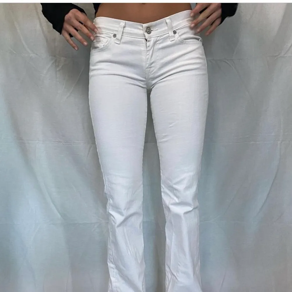 Super coola lågmidjade vita bootcut jeans med paljetter på bakfickorna💕✨ (ordinarie pris 1700). Jeans & Byxor.
