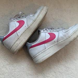 Nike Air Force 1 med rosa Nike Swoosh .I storlek EUR 37.5 Jättesköna! Passa på att köpa. Ny pris 1100kr.