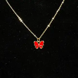 Halsband i rostfritt stål med guldplätterad berlock, röd fjäril❤️ Fri frakt✨