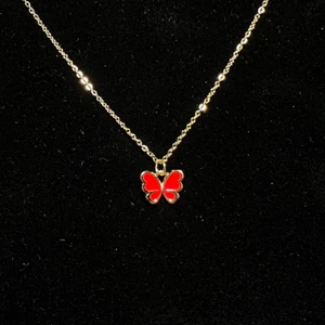 Halsband, emaljerad röd fjäril - Halsband i rostfritt stål med guldplätterad berlock, röd fjäril❤️ Fri frakt✨