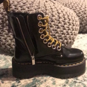 Dr Martens - Säljer mina Dr Martens, använda 1 gång så dom är som i nyskick . Följer med svarta skosnören. Nypris 2300kr
