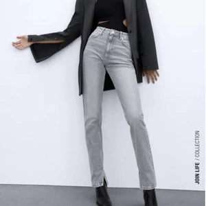 jeans  - säljer denna slutsålda gråa jeans från zara eftersom dom inte kommer till användning💕 helt oanvända, köpt för 359kr❤️‍🔥  (andra bilden är lånad)