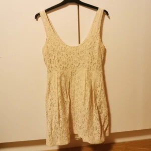 Studentklänning  - Jättefin naturvit spetsklänning med dragkedja. Går att ha den med dragkedjan både fram och bak. Använd någon enstaka gång. Storlek 36. Kan eventuellt gå att få billigare frakt, men då inte spårbar. 