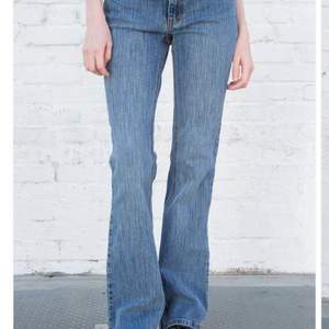 BRIELLE 90'S JEANS. Lågmidjade fina jeans från brandy Melville som är helt nya. Säljer för att dom är för långa på mig. 