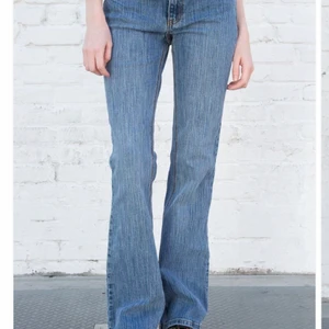 Låmidjade jeans från Brandy Melville  - BRIELLE 90'S JEANS. Lågmidjade fina jeans från brandy Melville som är helt nya. Säljer för att dom är för långa på mig. 
