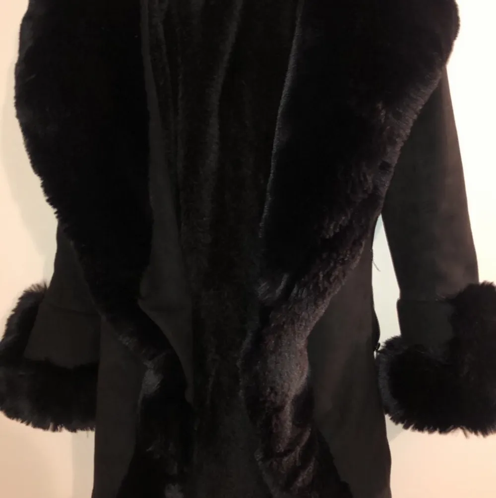 Jacka från garoff köpt denna vinter, passar för både höst, vår, och vinter. Jättevarm med faux fur päls på insidan och detaljer vid handleden. Köpt för 2 tusen kronor, säljer för 900. Jackor.