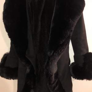 Jacka från garoff köpt denna vinter, passar för både höst, vår, och vinter. Jättevarm med faux fur päls på insidan och detaljer vid handleden. Köpt för 2 tusen kronor, säljer för 900