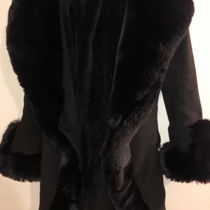 Jacka från Garoff - Jacka från garoff köpt denna vinter, passar för både höst, vår, och vinter. Jättevarm med faux fur päls på insidan och detaljer vid handleden. Köpt för 2 tusen kronor, säljer för 900