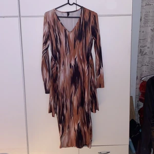 KLÄNNING CURVY - KLÄNNING SOM FRAMHÄVER CURVOR MED HJÄLP AV SNÖRE, ANVÄND 1 GÅNG ENBART FÖR OCH TA BILDER 😀