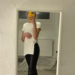 T - shirt  - Vit T-shirt med öppning i sidorna 