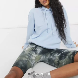 Ljusblå hoodie - Hoodie köpt från monki i xs (stor i storlek)