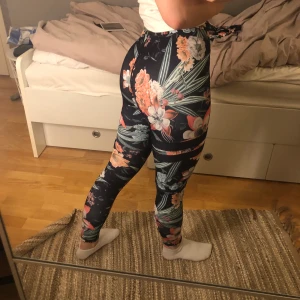 Stronger tights - Säljer dessa superfina tränings tights från stronger. Använda 1 gång. 