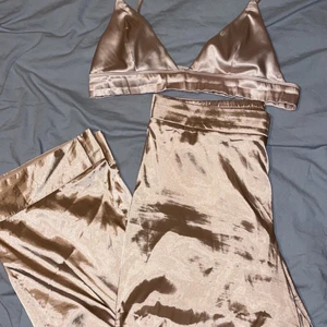 Glansigt sett - Superfint sett från bikbok, byxorna i L och toppen i M.