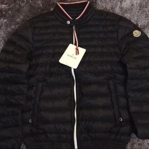 Moncler jacka - Nyskick 